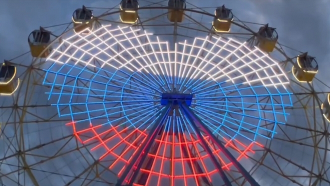 Жителям Йошкар-Олы показали светодинамическое шоу на аттракционе
