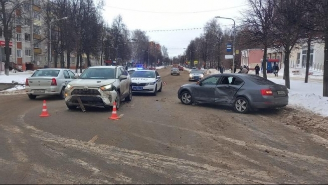 В Йошкар-Оле водитель Skoda не уступил дорогу машине, которая ехала по главной дороге