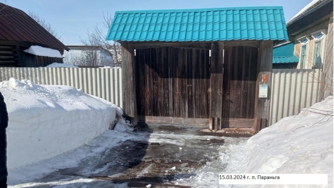 Жителя Параньги зажал к воротам собственный автомобиль на ручном тормозе