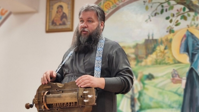 В Йошкар-Оле сегодня представят концерт с лекцией о колесной лире в русской культуре