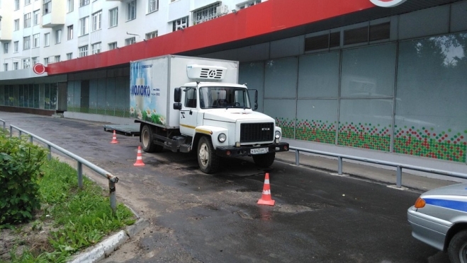 В Йошкар-Оле грузовик у магазина сбил старушку