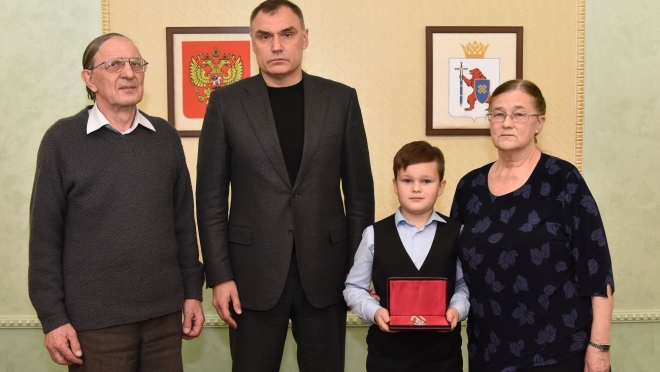 Юрий Зайцев передал родителям Наталии Костровой орден Пирогова