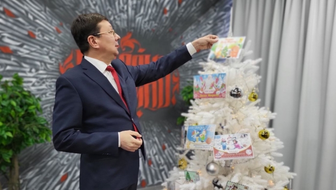 «Ёлка желаний»: Константин Иванов подарит телевизор школьному общежитию