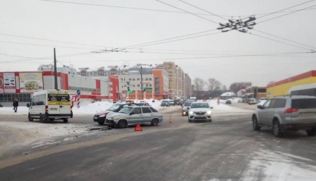 Водитель маршрутного такси на перекрёстке не уступил дорогу ВАЗ-2114