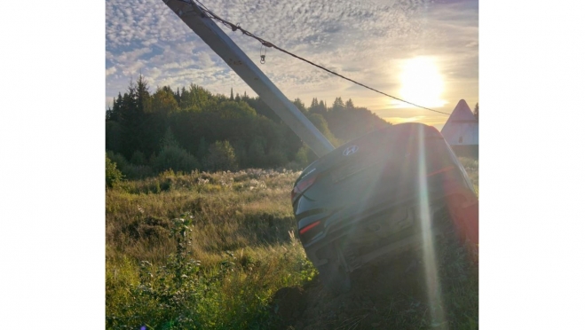 В Медведевском районе водитель Hyundai Solaris врезался в опору освещения