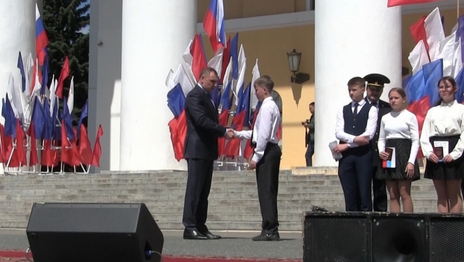 Глава Марий Эл в День флага вручит первые паспорта 10 школьникам