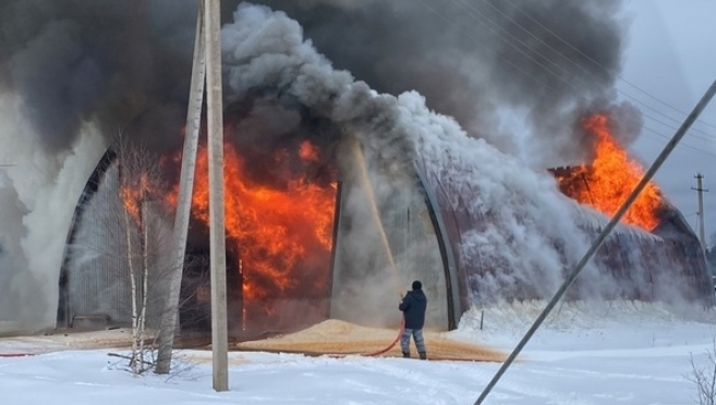 В Юринском районе сильный пожар охватил 600 квадратов гаража