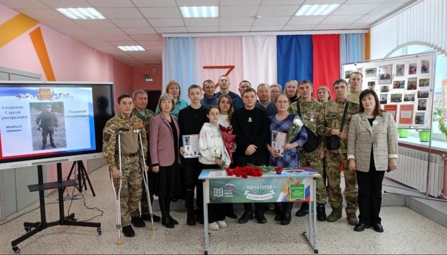 В Лажъяльской школе в Сернурском районе появилась «Парта героя»