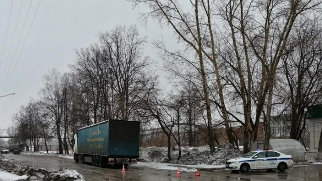В Йошкар-Оле грузовик Volvo сбил человека