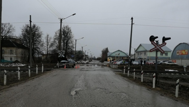 В Йошкар-Оле ВАЗ-2112 столкнулась с поездом