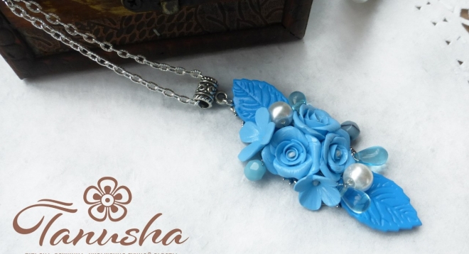 Кулон с розой из полимерной глины