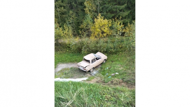 В Звениговском районе машина с большой высоты упала в кювет