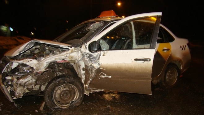 В Йошкар-Оле таксист врезался в «девятку», выехав на встречку