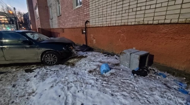 В Йошкар-Оле автоледи на Infiniti врезалась в здание