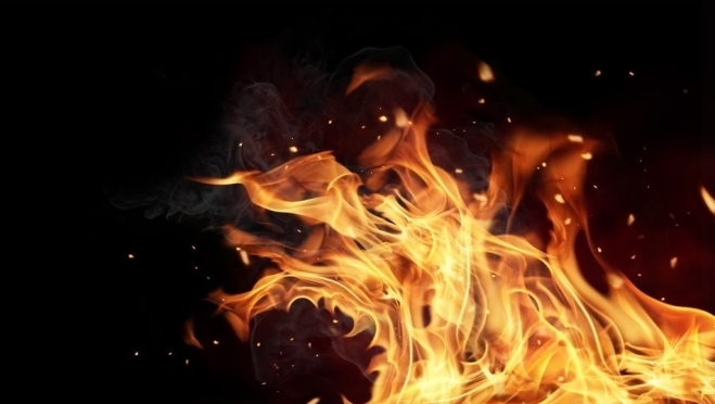 В Волжском районе от огня спасали частный дом