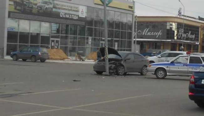 В Йошкар-Оле водитель Hyundai на автостоянке врезался в столб