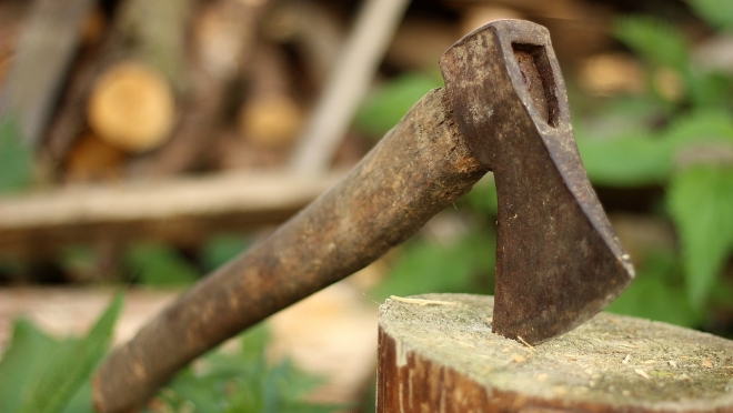 Пенсионер из Татарстана за отказ от секса попытался зарубить женщину 18+