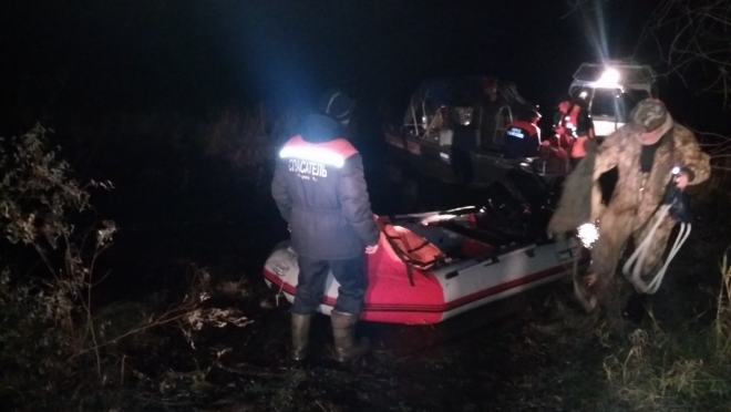 Спасатели Марий Эл транспортировали охотника, перевернувшегося на лодке