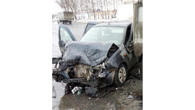 В Йошкар-Оле внедорожник выехал на встречку и разбил «Калину»