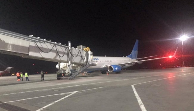 На подлёте к Курумочу пассажирский самолёт столкнулся с птицей