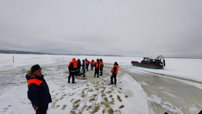 На Волге в Марий Эл, где под лёд ушёл автомобиль, продолжаются поисковые работы