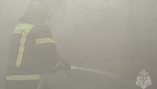 В Волжске 10 пожарных спасали от огня автомобиль