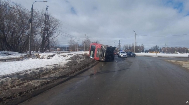 В Йошкар-Оле на дороге с круговым движением перевернулся грузовик