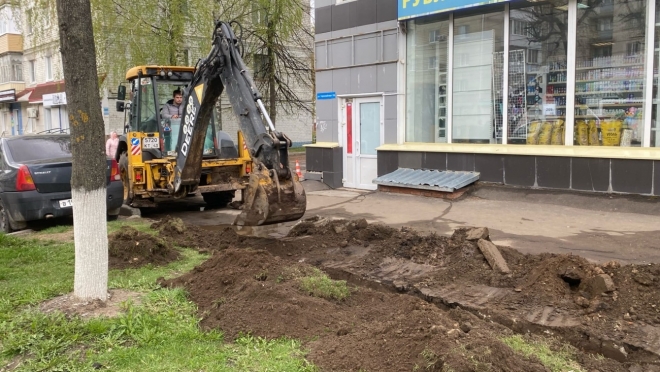 В Йошкар-Оле ремонтируют тротуар по улице Первомайской