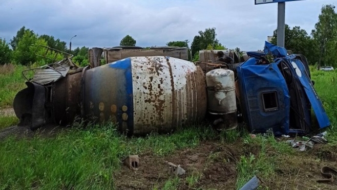 В Волжске «КамАЗ» перевернулся в кювет