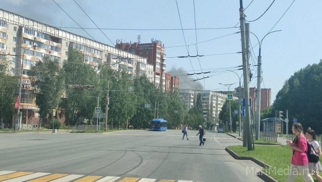 В Йошкар-Оле горит верхний этаж дома на Ленинском проспекте