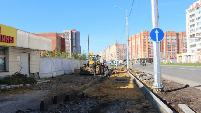 На улице Мира в Йошкар-Оле обустраивают новый тротуар