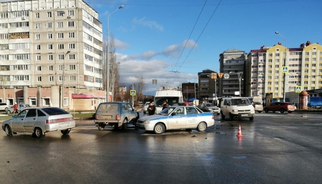 В Йошкар-Оле микроавтобус попал в ДТП, есть пострадавшие
