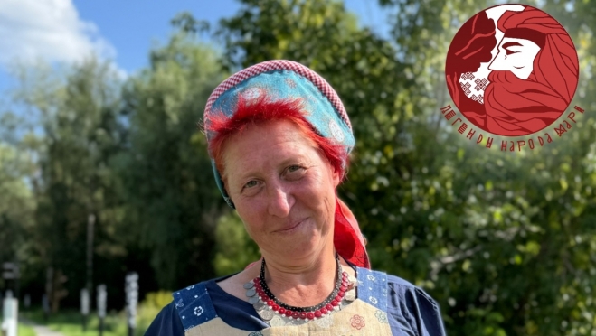 На фестивале «Легенды народов мари» мастерица создаёт из дерева богатыря Кокшу