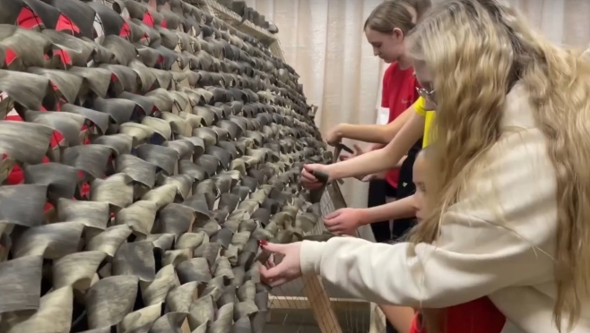 Во Дворце творчества детей и молодёжи в Йошкар-Оле плетут маскировочные сети