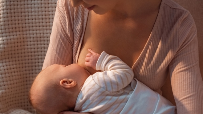 Иммунолог рассказала, какие продукты не стоит есть кормящим мамам