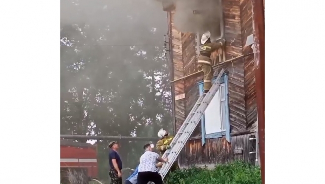 Из горящего дома в посёлке Красногорский людей эвакуировали через окна