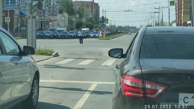 В Йошкар-Оле на перекрёстке В.Интернационалистов — Петрова опять стоит регулировщик