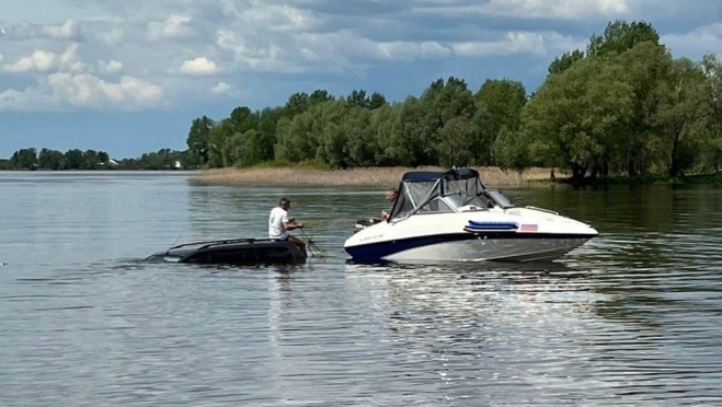 В Волжске затонул автомобиль