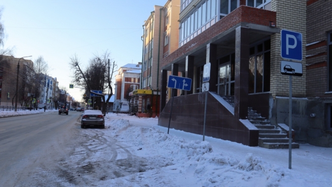 Крыльцо многоэтажки и дорожные знаки перегородили тротуар на Советской