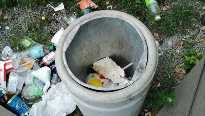 В сквере Глезденёва отдыхающие никак не научатся убирать мусор в урны