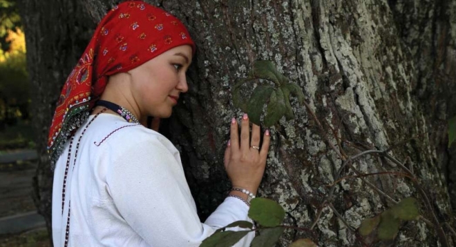 Кто эта девушка? (Кӧ гын тиде ӱдыр?)