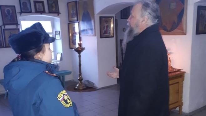 Сотрудники МЧС ходят по церквям