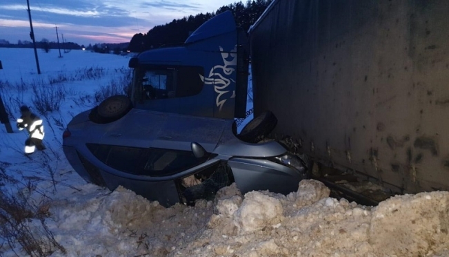 «Ладу Гранта» засыпало механическими осколками другой машины, попавшей в ДТП