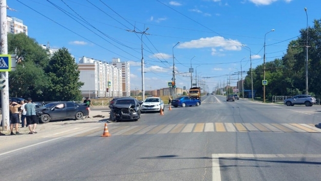 В Медведевском районе на светофоре столкнулись две иномарки