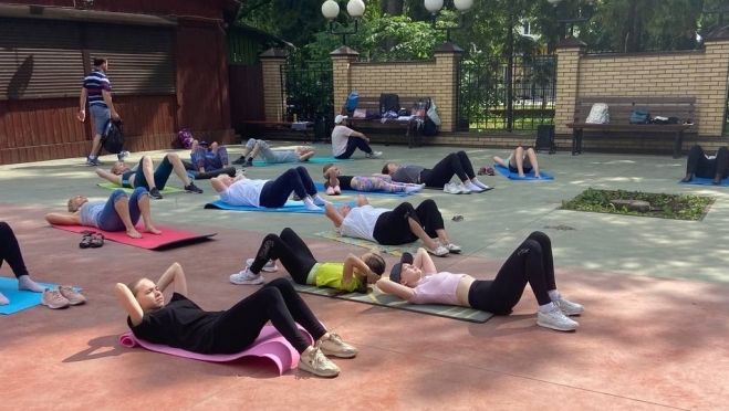 В парке культуры и отдыха в Йошкар-Оле проводят зарядку под открытым небом