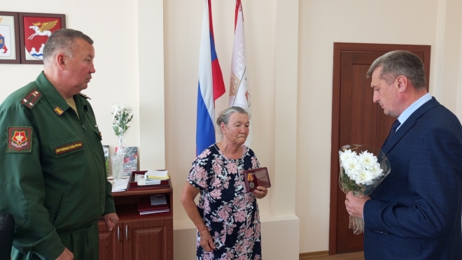 В посёлке Куженер маме погибшего бойца передали медаль «Участнику СВО»