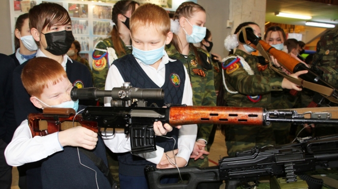 Сотрудники «Ястреба» продемонстрировали подросткам боевое оружие