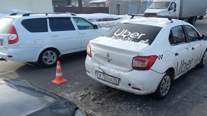 В Йошкар-Оле 18-летний водитель врезался в машину такси