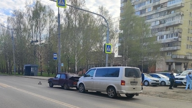 В Йошкар-Оле Volkswagen столкнулся с «ВАЗ-2107»