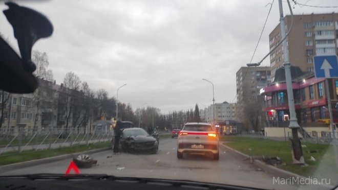 В Йошкар-Оле иномарка врезалась в столб и лишилась переднего колеса